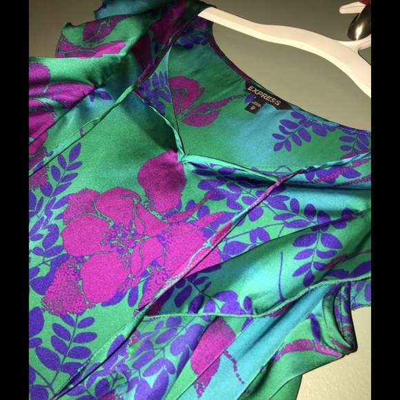 Gorgeous Express Ruffle Top!! - Picture 4 of 4