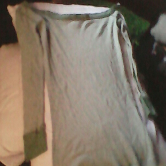 Hollister off the shoulder shirt - Picture 1 of 2