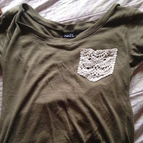 Green tee with lace pocket