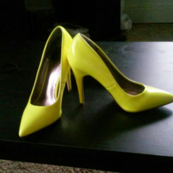 Yellow Worthington pumps
