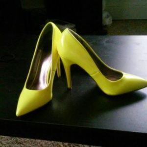 Yellow Worthington pumps
