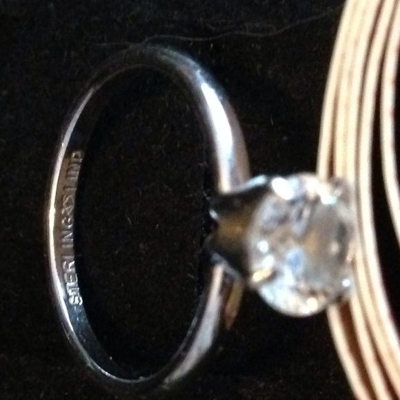 💍 Round "Diamond" CZ Sterling Silver Ring – NWT size 6.5 - Picture 1 of 7