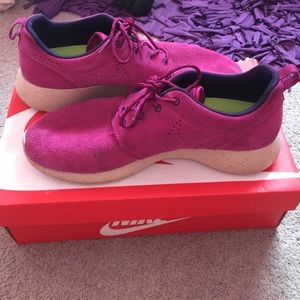Women's Nike RosheRun Suede