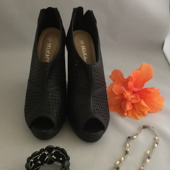 Black wedge shoes