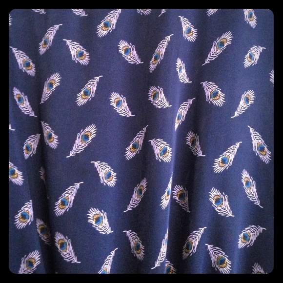 Cute flowy navy feather top - Picture 1 of 3
