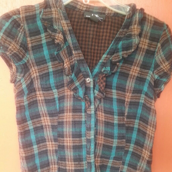 Cute flannel short sleeve top..