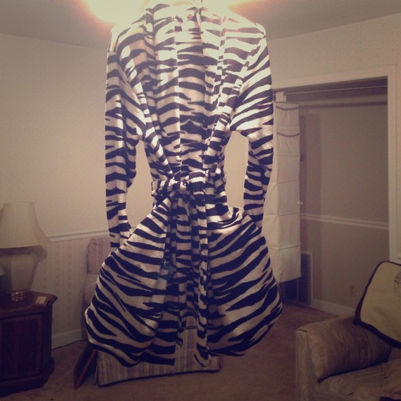 Vs pink zebra plush super soft warm robe