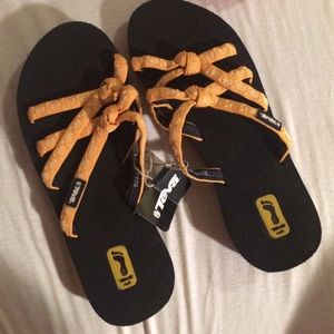 teva sandals size 7