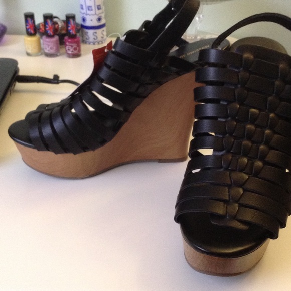 Black wedges