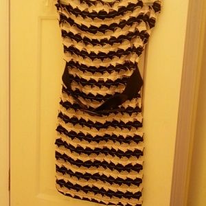 Sleeveless cream and black color