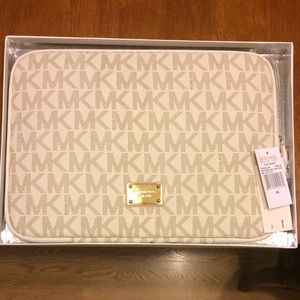 ❌holding til tomorrow ❌ Michael Kors Computer Bag