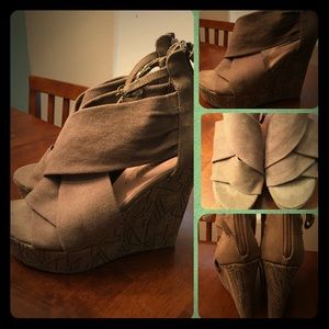 🚫 ON HOLD FOR @Sheresa719 🚫. Taupe Wedge