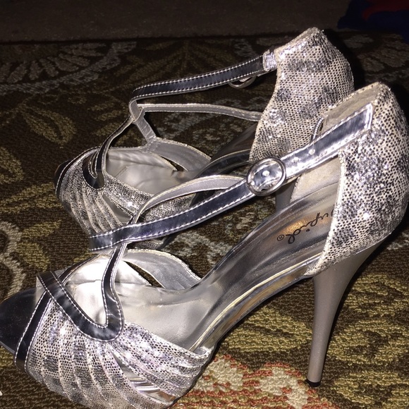 Size 10 silver leopard print heels