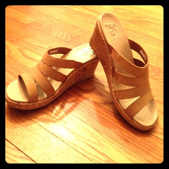 Comfy Cute Crocs leather wedge!