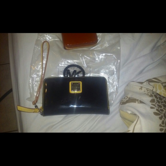 Dooney and bourke wallet. Wrislet - Picture 4 of 4