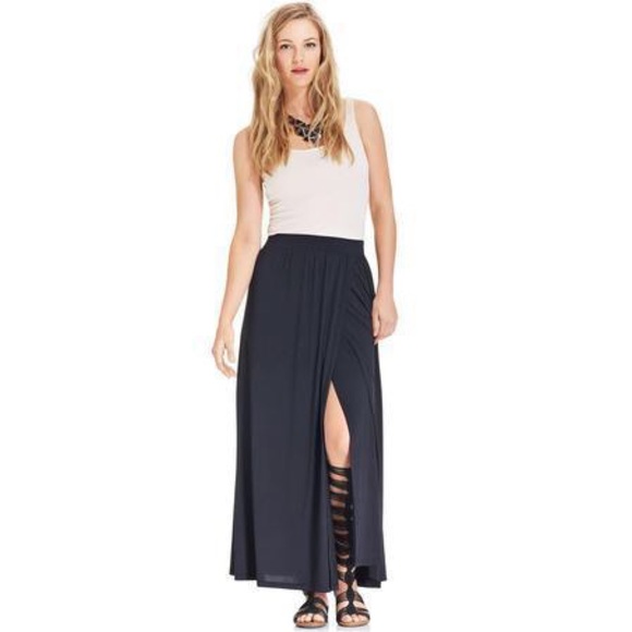 ◾️ BAR III ◾️
MAXI FLARE SKIRT ▪️DEEP BLACK