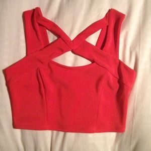 Front cross crop top. Color: coral.