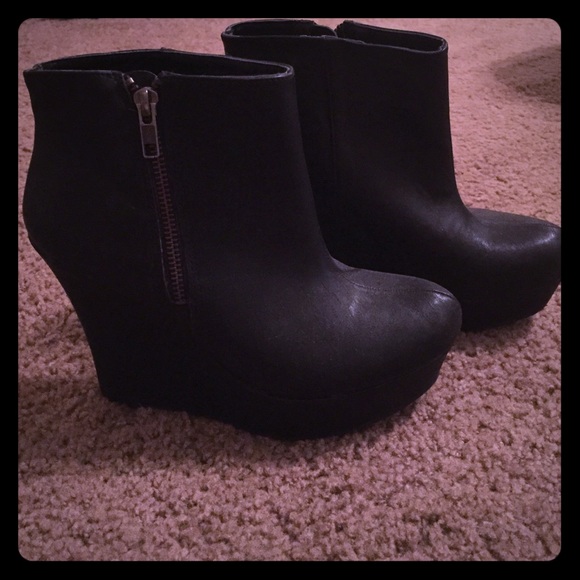 Wedged leather bootie