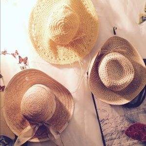 Bundle of straw hats.