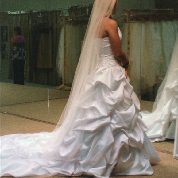 NEVER WORE, stunning wedding dress! - Picture 2 of 4