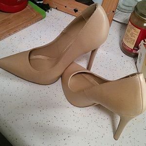 Nude Pumps
