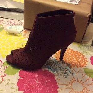 Burgundy ankle boots /heel