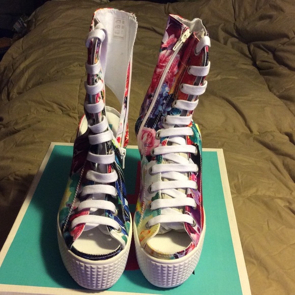 Natch Laceup Cutout Sneaker