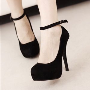 Brand new black pumps