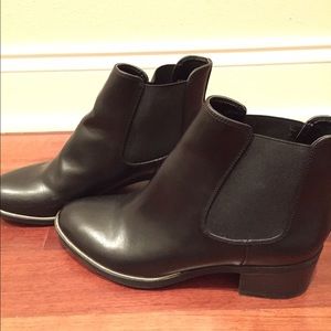 Like New Black Chelsea Ankle Boot
