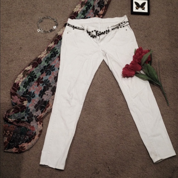 Rue 21 white stretch denim pants size 7/8.