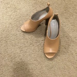 Fine beige leather peep toe shoes