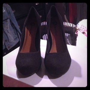 Black suede pumps!