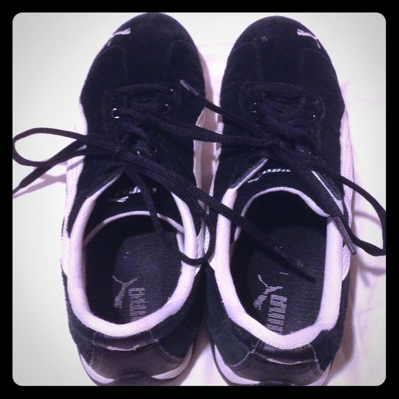 Black Puma tennis shoes