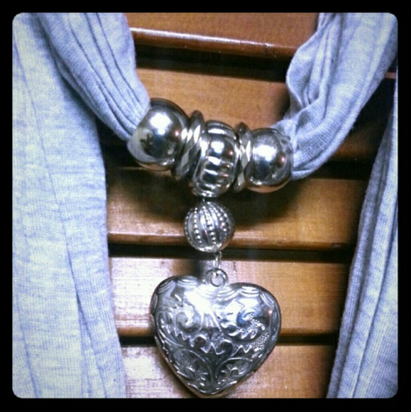 ✨HP✨ Jeweled Gray Scarf NWOT - Picture 2 of 3