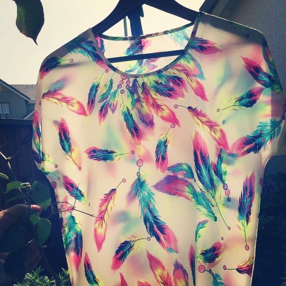 Fly High With our Macaws feather top - Picture 1 of 3