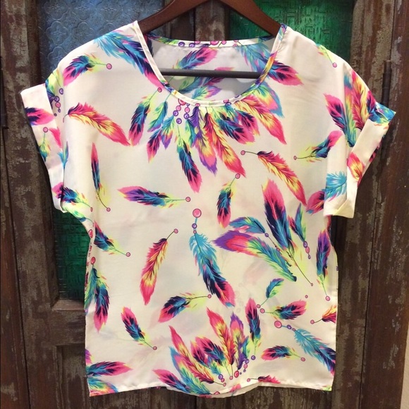 Fly High With our Macaws feather top - Picture 2 of 3