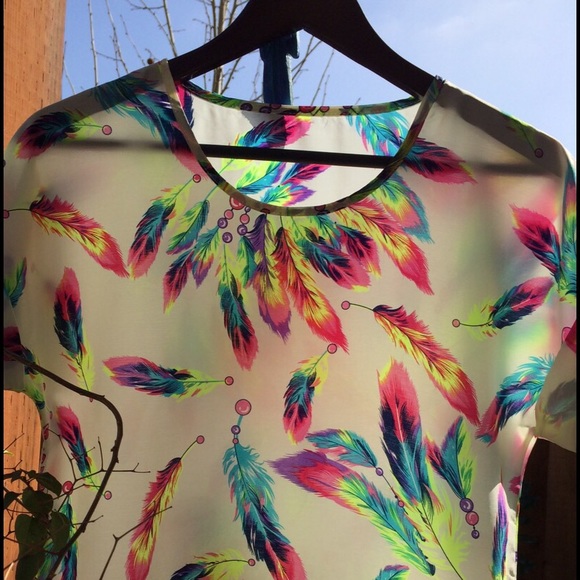 Fly High With our Macaws feather top - Picture 3 of 3