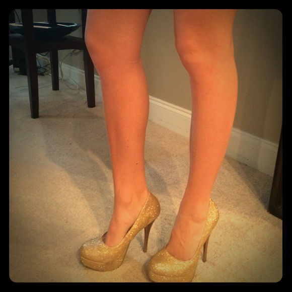 Sparkly gold glitter heels!! Love these!!!