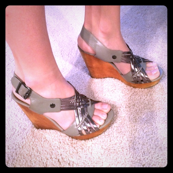 Wooden wedges. Silver and gray strapping.