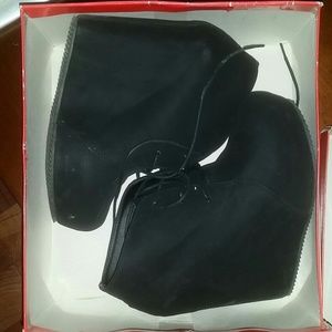 Elle london black booties