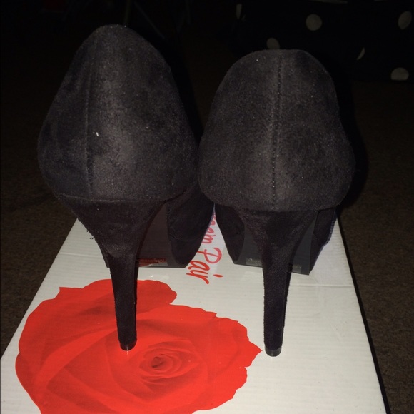 Black suede pumps - Picture 3 of 3