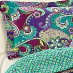 Vera pillow shams