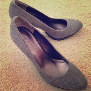 NWOT Nine West grey pump