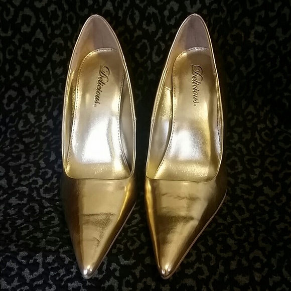 Gold pointed pumps
