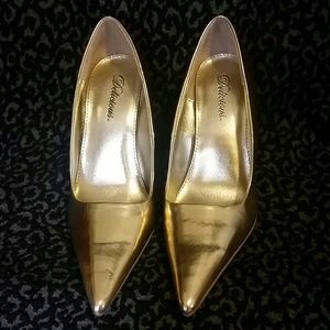 Gold pointed pumps