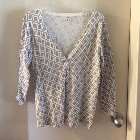 Gray patterned Button down 3/4 sleeve cardigan