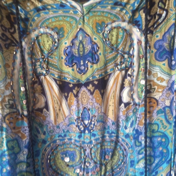 Beautiful top - Picture 2 of 3