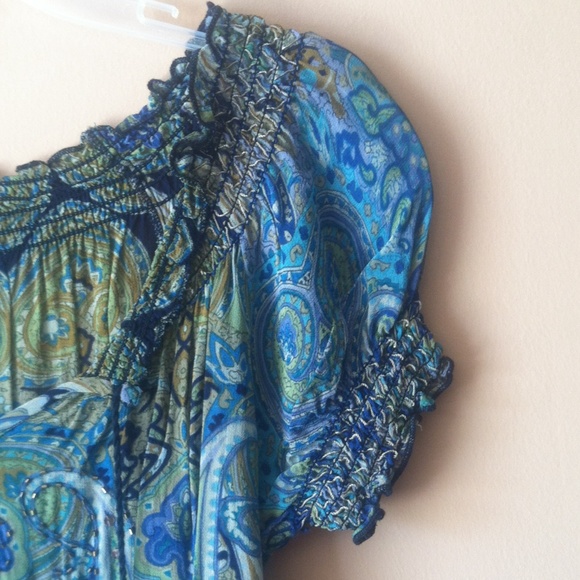 Beautiful top - Picture 3 of 3