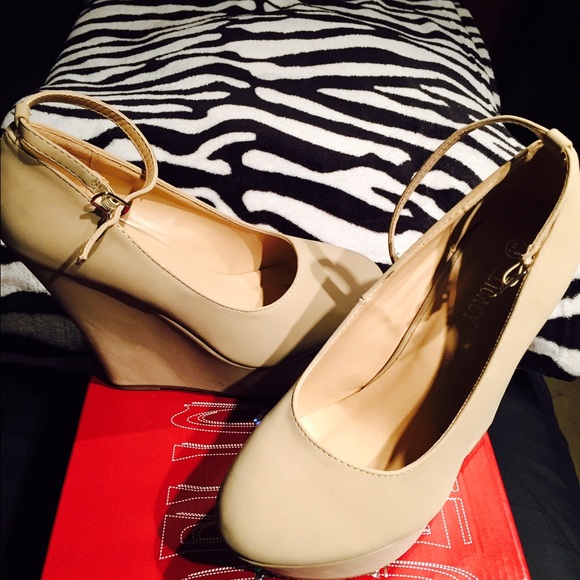 Nude colored Wedges