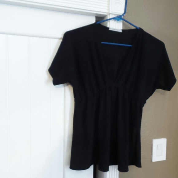 Black maternity top .